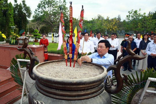 Phó Thủ tướng Phạm Bình Minh dâng hương tại Nghĩa trang Hàng Dương