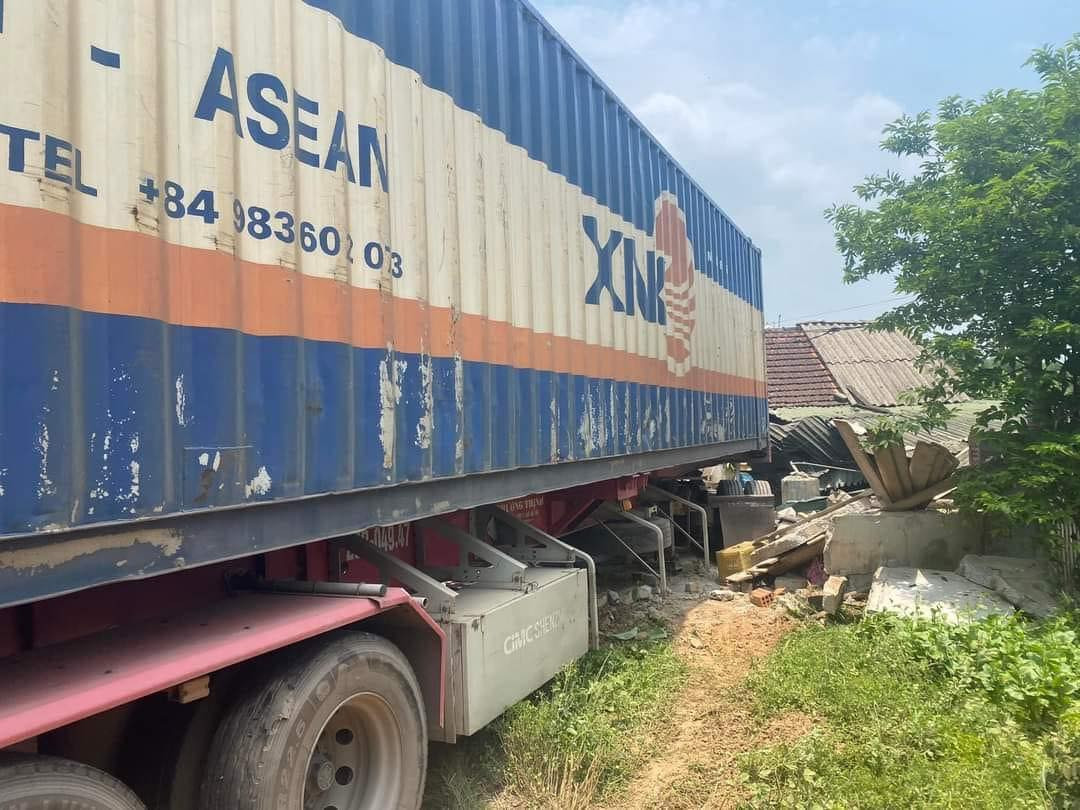 Xe container bất ngờ lao vào nhà dân, tông gãy chân một phụ nữ