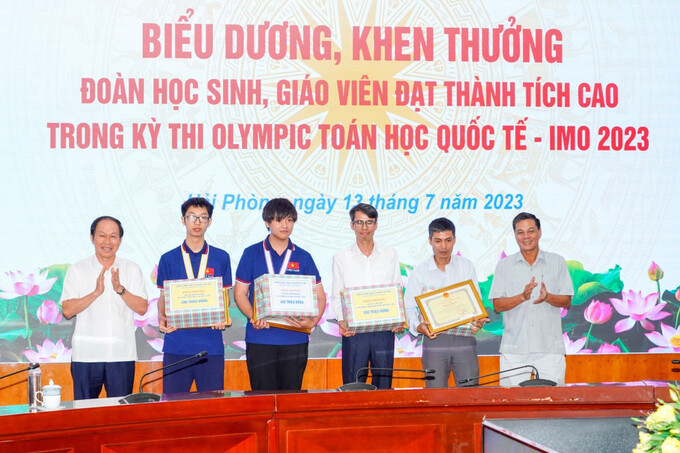 Hải Phòng khen thưởng đoàn dự thi Olympic Toán học quốc tế 2023 hơn 1,6 tỷ đồng