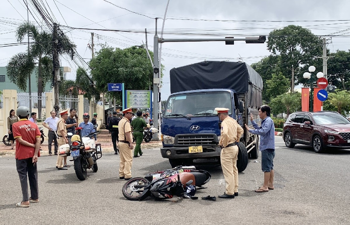 Dừng chờ đèn đỏ, người đàn ông 50 tuổi bị xe tải tông tử vong