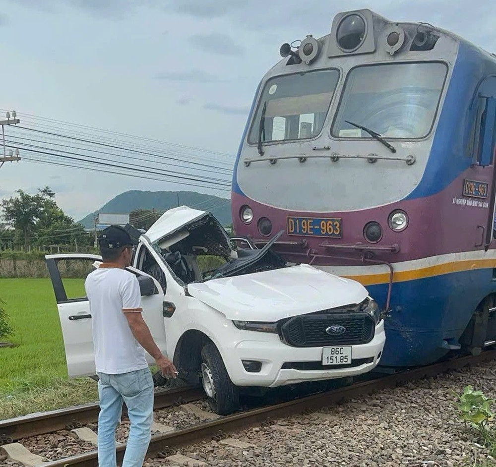 Va chạm với tàu hỏa chở hàng, ô tô bị đẩy hơn 200m